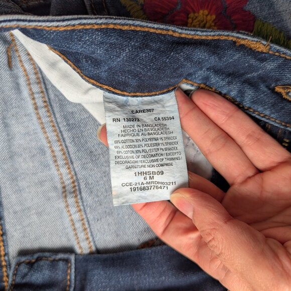 Hand embroidered floral jean shorts midrise - Picture 5 of 6